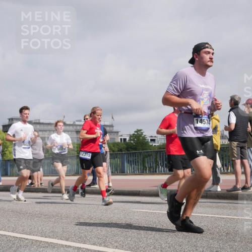 29.06.2025 - hella hamburg halbmarathon Luisa Fischer http://msf.ph/oto/8500212 29.06.2025 10:05:25 Kennedybrücke 868, 4985, 9020, 902, 12315, 14574, 4663, 1128, 1254, 1432, 1733, 2322, 2323, 3780, 4663, 4985, 5742, 5763, 6708, 6860, 7049, 7243, 9020, 9021, 9928, 10866 meine-sportfotos.de