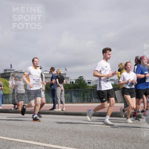 29.06.2025 - hella hamburg halbmarathon Luisa Fischer http://msf.ph/oto/8500223 29.06.2025 10:05:27 Kennedybrücke 19162, 902, 13868, 1672, 9021, 12315, 1128, 1254, 1733, 2322, 3780, 4663, 4985, 5742, 6708, 6860, 7049, 7243, 8749, 9020, 9021, 10866 meine-sportfotos.de
