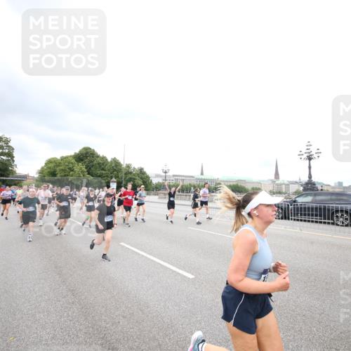 29.06.2025 - hella hamburg halbmarathon Jannik Wohlers http://msf.ph/oto/8500248 29.06.2025 10:57:12 Lombardsbrücke 1123, 1242, 1248, 1265, 1643, 2567, 3191, 3385, 3388, 3433, 3750, 3954, 4180, 4197, 4521, 4830, 5117, 5632, 5736, 6827, 6857, 6916, 7172, 7720, 8035, 8386, 8540, 8708, 8873, 9059, 9233, 9318, 9496, 9607, 9613, 9840, 10070, 10078, 10551, 11026, 11377, 11947, 12172, 12713, 12799, 12819, 13131, 13340, 13425, 13427, 14256, 14944, 14968, 15033, 15288, 15956, 15958, 16007, 16130, 18534 meine-sportfotos.de