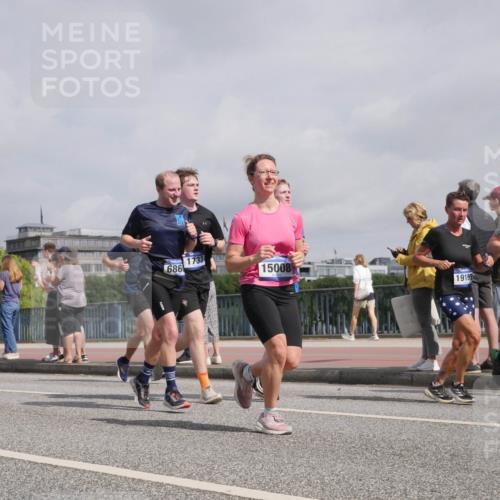 29.06.2025 - hella hamburg halbmarathon Luisa Fischer http://msf.ph/oto/8500252 29.06.2025 10:05:30 Kennedybrücke 12978, 686, 1733, 15008, 19162, 1128, 1128, 1254, 1733, 3780, 4985, 5742, 6708, 6860, 7049, 8749, 9021, 10539, 10866 meine-sportfotos.de