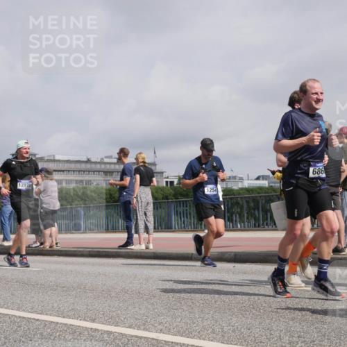 29.06.2025 - hella hamburg halbmarathon Luisa Fischer http://msf.ph/oto/8500258 29.06.2025 10:05:31 Kennedybrücke 7049, 12978, 1254, 686, 10866, 11, 1128, 1254, 1733, 3780, 4985, 5742, 6166, 6708, 6860, 7049, 8662, 8749, 10539, 10866 meine-sportfotos.de