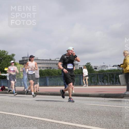 29.06.2025 - hella hamburg halbmarathon Luisa Fischer http://msf.ph/oto/8500264 29.06.2025 10:05:32 Kennedybrücke 1862, 1167, 7049, 12978, 1128, 1254, 1733, 3780, 4985, 5742, 6166, 6708, 6860, 7049, 8662, 8749, 10539, 10866 meine-sportfotos.de