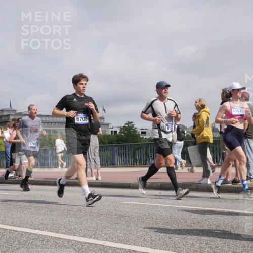 29.06.2025 - hella hamburg halbmarathon Luisa Fischer http://msf.ph/oto/8500287 29.06.2025 10:05:35 Kennedybrücke 8749, 1793, 6708, 913, 11670, 1254, 3780, 3919, 5742, 6166, 6708, 7049, 8662, 8749, 10539 meine-sportfotos.de