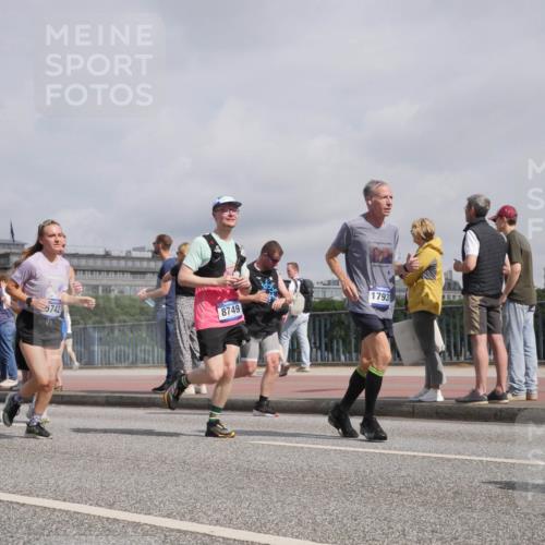 29.06.2025 - hella hamburg halbmarathon Luisa Fischer http://msf.ph/oto/8500296 29.06.2025 10:05:36 Kennedybrücke 13976, 5742, 8749, 1793, 1254, 2685, 3780, 3919, 5742, 6166, 6708, 7049, 7323, 8662, 8749, 10539 meine-sportfotos.de