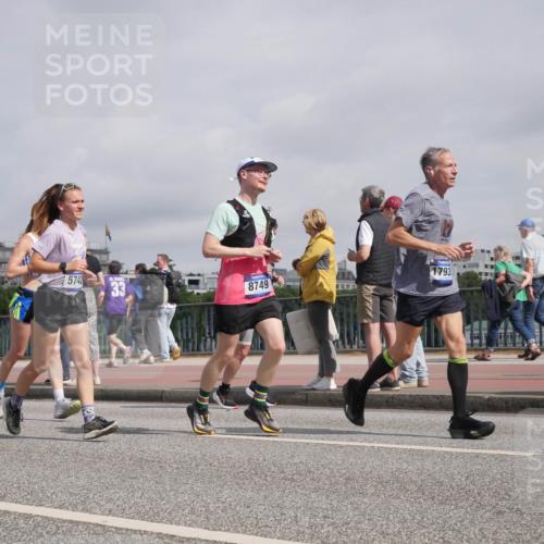 29.06.2025 - hella hamburg halbmarathon Luisa Fischer http://msf.ph/oto/8500300 29.06.2025 10:05:37 Kennedybrücke 976, 5742, 33, 8749, 1793, 2685, 3780, 3919, 5742, 6166, 6295, 6708, 7049, 7323, 8662, 8749, 10539 meine-sportfotos.de