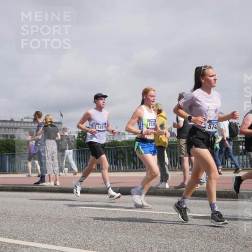 29.06.2025 - hella hamburg halbmarathon Luisa Fischer http://msf.ph/oto/8500307 29.06.2025 10:05:37 Kennedybrücke 6166, 13976, 15291, 5742, 2685, 3780, 3919, 5742, 6166, 6295, 6708, 7049, 7323, 8662, 8749, 10539 meine-sportfotos.de