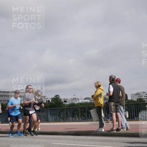 29.06.2025 - hella hamburg halbmarathon Luisa Fischer http://msf.ph/oto/8500316 29.06.2025 10:05:38 Kennedybrücke 539, 1178, 17939, 66, 2685, 3919, 5742, 6166, 6295, 7323, 8662, 8749, 10539 meine-sportfotos.de