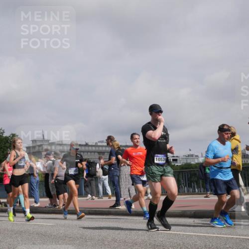 29.06.2025 - hella hamburg halbmarathon Luisa Fischer http://msf.ph/oto/8500325 29.06.2025 10:05:40 Kennedybrücke 18128, 11702, 10539, 1795, 2142, 2685, 3919, 6166, 6295, 7323, 8364, 8662, 10295, 10539 meine-sportfotos.de