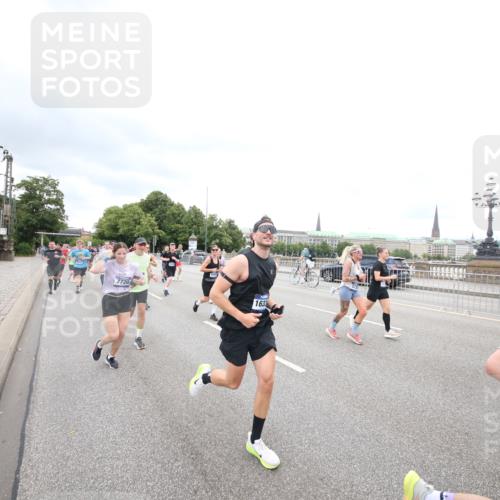 29.06.2025 - hella hamburg halbmarathon Jannik Wohlers http://msf.ph/oto/8500376 29.06.2025 10:57:16 Lombardsbrücke 1123, 1242, 1248, 1265, 1643, 2015, 2451, 2567, 3191, 3385, 3433, 3750, 3954, 4059, 4197, 4521, 4830, 5117, 5632, 5736, 6827, 6857, 6916, 7172, 7720, 8035, 8159, 8386, 8708, 8873, 9059, 9233, 9318, 9394, 9496, 9607, 9613, 9840, 10070, 10352, 10461, 10513, 10551, 10578, 10629, 10630, 11013, 11026, 11193, 11377, 11947, 12172, 12713, 12819, 13131, 13340, 13425, 13427, 13882, 14256, 14944, 14968, 15033, 15288, 15956, 15958, 16082, 16130 meine-sportfotos.de