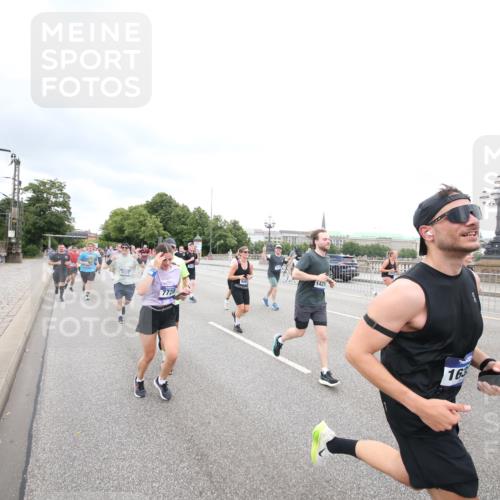 29.06.2025 - hella hamburg halbmarathon Jannik Wohlers http://msf.ph/oto/8500400 29.06.2025 10:57:17 Lombardsbrücke 1123, 1242, 1248, 1265, 1643, 2015, 2451, 2567, 2900, 3191, 3385, 3433, 3750, 3954, 4059, 4197, 4521, 4830, 5117, 5632, 5736, 6827, 6857, 6916, 7172, 7720, 8159, 8708, 8873, 9059, 9233, 9318, 9394, 9496, 9607, 9613, 9840, 10070, 10352, 10461, 10513, 10551, 10578, 10629, 10630, 11013, 11026, 11193, 11266, 11267, 11377, 11947, 12172, 12713, 12819, 13131, 13340, 13425, 13427, 13882, 14256, 14290, 14944, 14968, 15033, 15288, 15956, 15958, 16082, 16130 meine-sportfotos.de