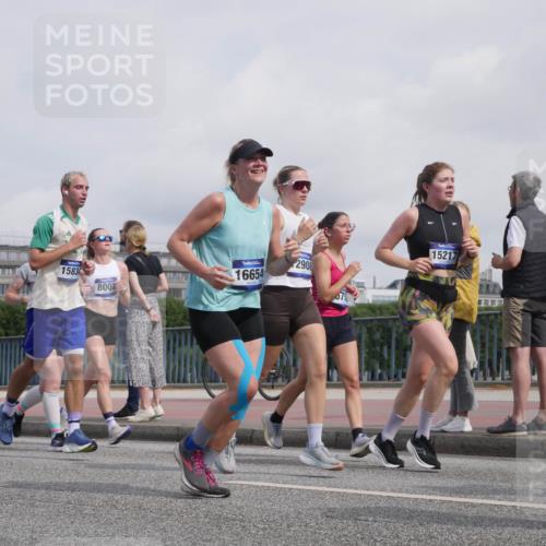 29.06.2025 - hella hamburg halbmarathon Luisa Fischer http://msf.ph/oto/8500407 29.06.2025 10:05:50 Kennedybrücke 15834, 8003, 16654, 2908, 675, 15217, 1414, 2142, 2819, 3225, 6295, 6752, 6997, 8003, 8364, 9006, 10295 meine-sportfotos.de
