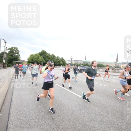 29.06.2025 - hella hamburg halbmarathon Jannik Wohlers http://msf.ph/oto/8500410 29.06.2025 10:57:17 Lombardsbrücke 1123, 1242, 1248, 1265, 1643, 2015, 2451, 2567, 2900, 3191, 3385, 3433, 3750, 3954, 4059, 4197, 4521, 4830, 5117, 5632, 5736, 6827, 6857, 6916, 7172, 7720, 8159, 8708, 8873, 9059, 9233, 9318, 9394, 9496, 9607, 9613, 9840, 10070, 10352, 10461, 10513, 10551, 10578, 10629, 10630, 11013, 11026, 11193, 11266, 11267, 11377, 11947, 12172, 12713, 12819, 13131, 13340, 13425, 13427, 13882, 14256, 14290, 14944, 14968, 15033, 15288, 15956, 15958, 16082, 16130 meine-sportfotos.de