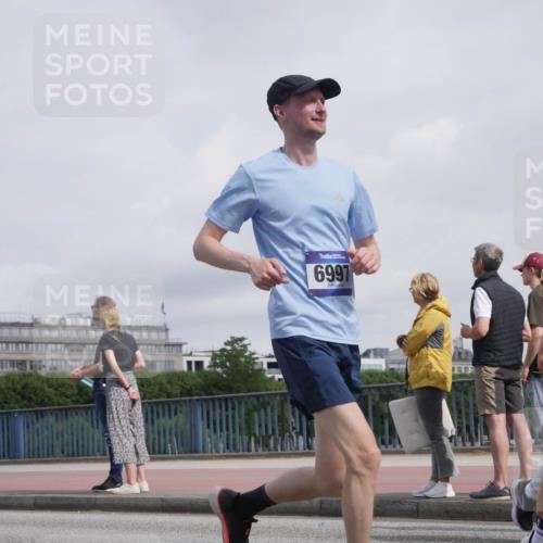 29.06.2025 - hella hamburg halbmarathon Luisa Fischer http://msf.ph/oto/8500417 29.06.2025 10:05:52 Kennedybrücke 19, 6997, 1616, 1414, 2142, 2780, 2819, 3225, 6208, 6752, 6815, 6997, 7869, 8003, 8364, 8481, 8483, 9006, 10295 meine-sportfotos.de