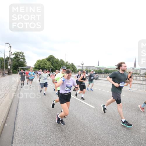 29.06.2025 - hella hamburg halbmarathon Jannik Wohlers http://msf.ph/oto/8500418 29.06.2025 10:57:17 Lombardsbrücke 1123, 1242, 1248, 1265, 1643, 2015, 2451, 2567, 2900, 3191, 3385, 3433, 3750, 3954, 4059, 4197, 4521, 4830, 5117, 5632, 5736, 6827, 6857, 6916, 7172, 7720, 8159, 8708, 8873, 9059, 9233, 9318, 9394, 9496, 9607, 9613, 9840, 10070, 10352, 10461, 10513, 10551, 10578, 10629, 10630, 11013, 11026, 11193, 11266, 11267, 11377, 11947, 12172, 12713, 12819, 13131, 13340, 13425, 13427, 13882, 14256, 14290, 14944, 14968, 15033, 15288, 15956, 15958, 16082, 16130 meine-sportfotos.de