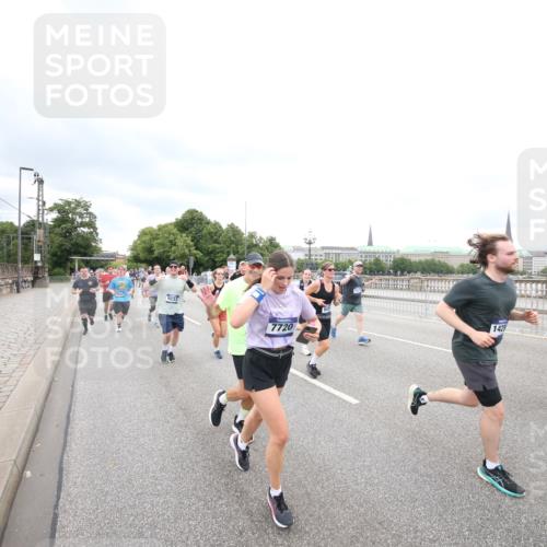 29.06.2025 - hella hamburg halbmarathon Jannik Wohlers http://msf.ph/oto/8500427 29.06.2025 10:57:17 Lombardsbrücke 1123, 1242, 1248, 1265, 1643, 2015, 2451, 2567, 2900, 3191, 3385, 3433, 3750, 3954, 4059, 4197, 4521, 4830, 5117, 5632, 5736, 6827, 6857, 6916, 7172, 7720, 8159, 8708, 8873, 9059, 9233, 9318, 9394, 9496, 9607, 9613, 9840, 10070, 10352, 10461, 10513, 10551, 10578, 10629, 10630, 11013, 11026, 11193, 11266, 11267, 11377, 11947, 12172, 12713, 12819, 13131, 13340, 13425, 13427, 13882, 14256, 14290, 14944, 14968, 15033, 15288, 15956, 15958, 16082, 16130 meine-sportfotos.de