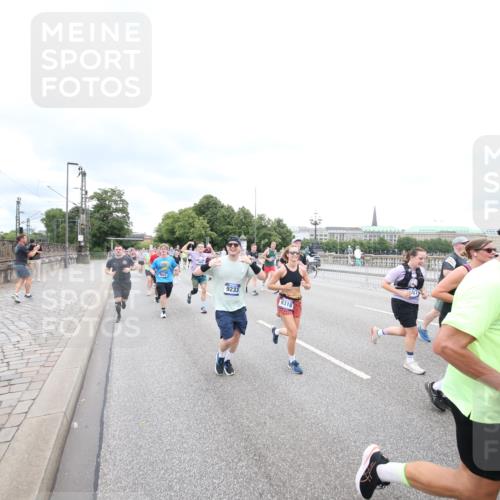 29.06.2025 - hella hamburg halbmarathon Jannik Wohlers http://msf.ph/oto/8500435 29.06.2025 10:57:18 Lombardsbrücke 1123, 1242, 1248, 1265, 1643, 2015, 2451, 2567, 2900, 3191, 3385, 3433, 3750, 3954, 4059, 4197, 4521, 4830, 5117, 5632, 5736, 6827, 6857, 6916, 7172, 7193, 7720, 8159, 8474, 8708, 8773, 8873, 9059, 9233, 9318, 9394, 9496, 9607, 9613, 9840, 10070, 10352, 10461, 10513, 10551, 10578, 10629, 10630, 10912, 11013, 11026, 11193, 11266, 11267, 11377, 11947, 12172, 12713, 12819, 13131, 13340, 13882, 14256, 14290, 14944, 14968, 15033, 15288, 15800, 15956, 15958, 16082, 16130 meine-sportfotos.de