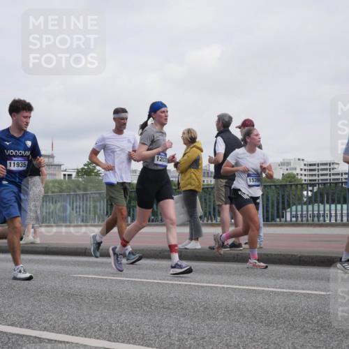 29.06.2025 - hella hamburg halbmarathon Luisa Fischer http://msf.ph/oto/8500452 29.06.2025 10:05:57 Kennedybrücke 15643, 17077, 12837, 11935, 15394, 1783, 1414, 2712, 2780, 3225, 6208, 6815, 7869, 8481, 8483, 8624, 10128 meine-sportfotos.de