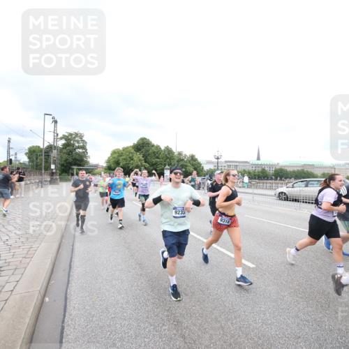 29.06.2025 - hella hamburg halbmarathon Jannik Wohlers http://msf.ph/oto/8500453 29.06.2025 10:57:18 Lombardsbrücke 1123, 1242, 1248, 1265, 1643, 2015, 2451, 2567, 2900, 3191, 3385, 3433, 3750, 3954, 4059, 4197, 4521, 4830, 5117, 5632, 5736, 6827, 6857, 6916, 7172, 7193, 7720, 8159, 8474, 8708, 8773, 8873, 9059, 9233, 9318, 9394, 9496, 9607, 9613, 9840, 10070, 10352, 10461, 10513, 10551, 10578, 10629, 10630, 10912, 11013, 11026, 11193, 11266, 11267, 11377, 11947, 12172, 12713, 12819, 13131, 13340, 13882, 14256, 14290, 14944, 14968, 15033, 15288, 15800, 15956, 15958, 16082, 16130 meine-sportfotos.de