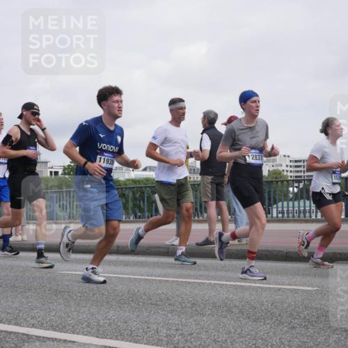 29.06.2025 - hella hamburg halbmarathon Luisa Fischer http://msf.ph/oto/8500456 29.06.2025 10:05:58 Kennedybrücke 1707, 11935, 12837, 1539, 1414, 2712, 2780, 5734, 6208, 6815, 7869, 8481, 8483, 8624, 10128 meine-sportfotos.de