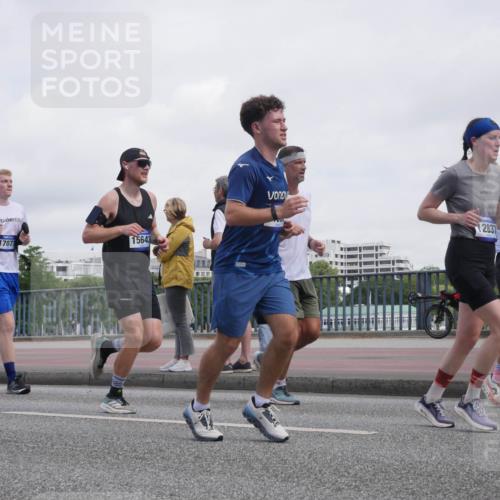 29.06.2025 - hella hamburg halbmarathon Luisa Fischer http://msf.ph/oto/8500460 29.06.2025 10:05:58 Kennedybrücke 17077, 15643, 2837, 153, 1414, 2712, 2780, 5734, 6208, 6815, 7869, 8481, 8483, 8624, 10128 meine-sportfotos.de