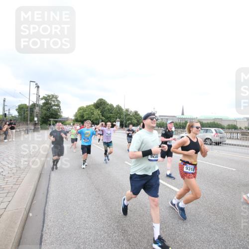 29.06.2025 - hella hamburg halbmarathon Jannik Wohlers http://msf.ph/oto/8500464 29.06.2025 10:57:18 Lombardsbrücke 1123, 1242, 1248, 1265, 1643, 2015, 2451, 2567, 2900, 3191, 3385, 3433, 3750, 3954, 4059, 4197, 4521, 4830, 5117, 5632, 5736, 6827, 6857, 6916, 7172, 7193, 7720, 8159, 8474, 8708, 8773, 8873, 9059, 9233, 9318, 9394, 9496, 9607, 9613, 9840, 10070, 10352, 10461, 10513, 10551, 10578, 10629, 10630, 10912, 11013, 11026, 11193, 11266, 11267, 11377, 11947, 12172, 12713, 12819, 13131, 13340, 13882, 14256, 14290, 14944, 14968, 15033, 15288, 15800, 15956, 15958, 16082, 16130 meine-sportfotos.de