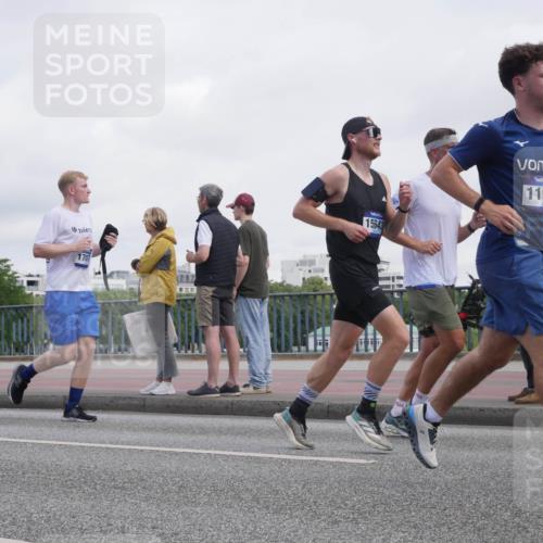 29.06.2025 - hella hamburg halbmarathon Luisa Fischer http://msf.ph/oto/8500465 29.06.2025 10:05:59 Kennedybrücke 13474, 1707, 15643, 11935, 2712, 2780, 5734, 6208, 6815, 7869, 7888, 8481, 8483, 8624, 10128 meine-sportfotos.de