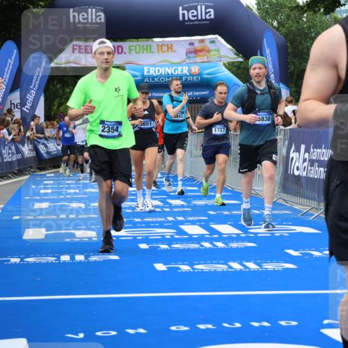 29.06.2025 - hella hamburg halbmarathon Strokosch-Dieckow http://msf.ph/oto/8500466 29.06.2025 10:53:21 Ziel 1683, 1727, 2074, 2354, 4065, 6198, 6629, 6942, 7312, 8651, 9142, 11068, 11844, 12490, 12875, 12909, 13912, 13997, 15179, 15681, 15838, 18134, 18901 meine-sportfotos.de