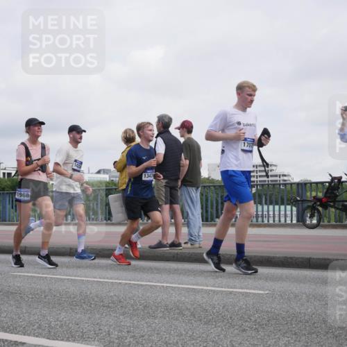 29.06.2025 - hella hamburg halbmarathon Luisa Fischer http://msf.ph/oto/8500473 29.06.2025 10:06:00 Kennedybrücke 1968, 14224, 13474, 17077, 2712, 2780, 5734, 6208, 6815, 7869, 7888, 8481, 8483, 8624, 10128 meine-sportfotos.de