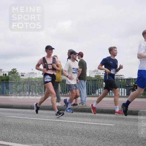 29.06.2025 - hella hamburg halbmarathon Luisa Fischer http://msf.ph/oto/8500476 29.06.2025 10:06:00 Kennedybrücke 6815, 11968, 14224, 1347, 170, 2712, 2780, 5734, 6208, 6815, 7869, 7888, 8481, 8483, 8624, 10128 meine-sportfotos.de