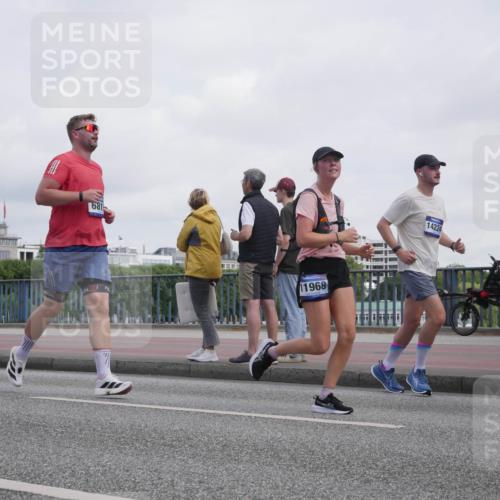 29.06.2025 - hella hamburg halbmarathon Luisa Fischer http://msf.ph/oto/8500480 29.06.2025 10:06:01 Kennedybrücke 2712, 11968, 1422, 2712, 2780, 5734, 6208, 6815, 7869, 7888, 8481, 8483, 8624, 10128 meine-sportfotos.de