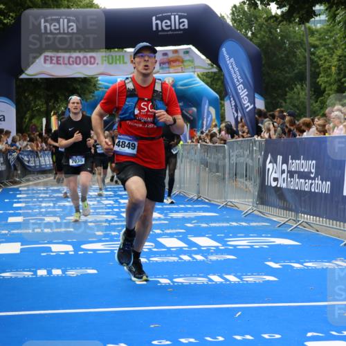 29.06.2025 - hella hamburg halbmarathon Strokosch-Dieckow http://msf.ph/oto/8500487 29.06.2025 10:42:57 Ziel 4823, 5011, 5477, 7035, 8218, 9364, 10469, 12657, 12723, 12776, 12839, 13398, 14447, 14849, 18559, 18659, 19038 meine-sportfotos.de