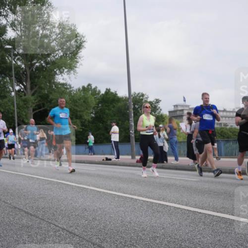 29.06.2025 - hella hamburg halbmarathon Luisa Fischer http://msf.ph/oto/8500507 29.06.2025 10:06:04 Kennedybrücke 1917, 10128, 15963, 1318, 2712, 2780, 4204, 4665, 5734, 6208, 6815, 7869, 7888, 8481, 8483, 8624, 10128 meine-sportfotos.de