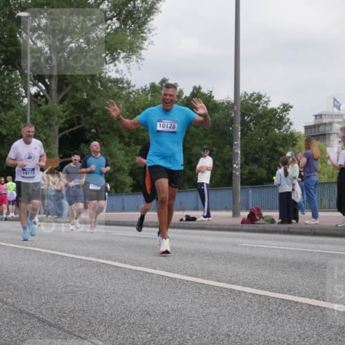 29.06.2025 - hella hamburg halbmarathon Luisa Fischer http://msf.ph/oto/8500515 29.06.2025 10:06:05 Kennedybrücke 19173, 4204, 139, 10128, 2619, 2712, 2780, 4204, 4665, 5734, 6208, 7869, 7888, 8481, 8624, 10128 meine-sportfotos.de