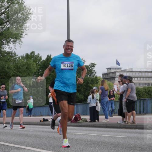 29.06.2025 - hella hamburg halbmarathon Luisa Fischer http://msf.ph/oto/8500525 29.06.2025 10:06:06 Kennedybrücke 19173, 4204, 13932, 10128, 2619, 2712, 4204, 4665, 5734, 7888, 8624, 10128 meine-sportfotos.de