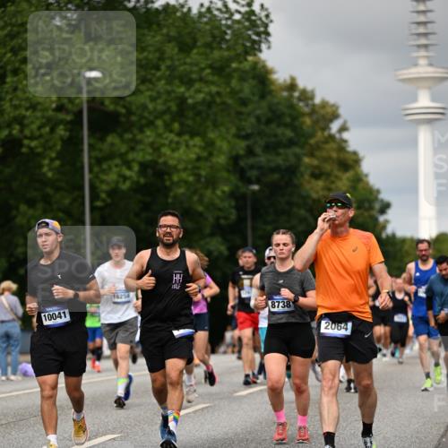 29.06.2025 - hella hamburg halbmarathon Dr. Thomas Lammeyer http://msf.ph/oto/8500527 29.06.2025 10:24:40 Kennedybrücke 1011, 1046, 1069, 1154, 1471, 1474, 1534, 2053, 2064, 2834, 3733, 3842, 4154, 4166, 4288, 4422, 4754, 4869, 5181, 5659, 5831, 5937, 6951, 7101, 7131, 7519, 7739, 7808, 8025, 8462, 8588, 8738, 9011, 9136, 9873, 10039, 10041, 10414, 10595, 10613, 10647, 10754, 11100 meine-sportfotos.de