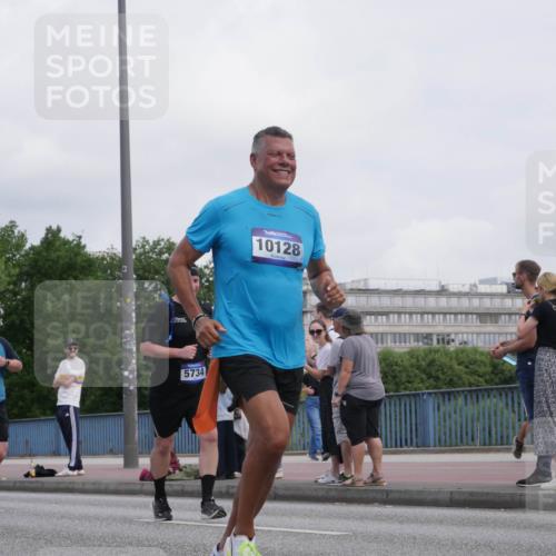 29.06.2025 - hella hamburg halbmarathon Luisa Fischer http://msf.ph/oto/8500528 29.06.2025 10:06:06 Kennedybrücke 4204, 13932, 5734, 10128, 2619, 2712, 4204, 4665, 5734, 7888, 8624, 10128 meine-sportfotos.de
