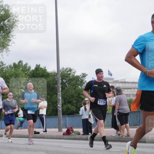 29.06.2025 - hella hamburg halbmarathon Luisa Fischer http://msf.ph/oto/8500530 29.06.2025 10:06:07 Kennedybrücke 19173, 4204, 1395, 5734, 10128, 2619, 2712, 2810, 4204, 4665, 5734, 7888, 8624, 10128 meine-sportfotos.de