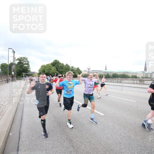 29.06.2025 - hella hamburg halbmarathon Jannik Wohlers http://msf.ph/oto/8500532 29.06.2025 10:57:19 Lombardsbrücke 1123, 1242, 1248, 1265, 1643, 2015, 2451, 2567, 2900, 3191, 3385, 3433, 3954, 4059, 4197, 4521, 4830, 5632, 5736, 6857, 6916, 7172, 7193, 7720, 8159, 8474, 8708, 8773, 9059, 9233, 9318, 9394, 9496, 9607, 9613, 9840, 10070, 10352, 10461, 10513, 10551, 10578, 10629, 10630, 10912, 11013, 11026, 11193, 11266, 11267, 11377, 11947, 12172, 12713, 12819, 13131, 13176, 13340, 13882, 14256, 14290, 14944, 14968, 15033, 15288, 15800, 15956, 15958, 16082, 16130 meine-sportfotos.de