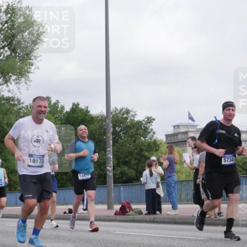 29.06.2025 - hella hamburg halbmarathon Luisa Fischer http://msf.ph/oto/8500533 29.06.2025 10:06:07 Kennedybrücke 359, 19173, 13932, 5734, 2619, 2712, 2810, 4204, 4665, 5734, 7888, 8624, 10128 meine-sportfotos.de