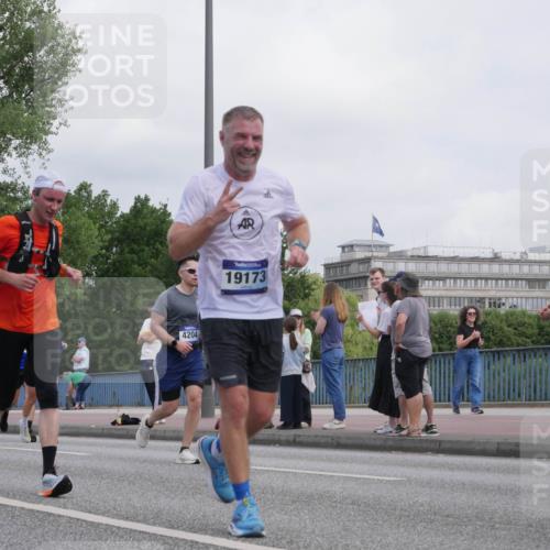 29.06.2025 - hella hamburg halbmarathon Luisa Fischer http://msf.ph/oto/8500539 29.06.2025 10:06:08 Kennedybrücke 4204, 19173, 2619, 2810, 3630, 4066, 4204, 4665, 5734, 7888, 8624, 10128 meine-sportfotos.de