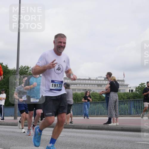 29.06.2025 - hella hamburg halbmarathon Luisa Fischer http://msf.ph/oto/8500541 29.06.2025 10:06:09 Kennedybrücke 42, 13932, 19173, 1702, 2619, 2810, 3630, 4066, 4204, 4613, 4665, 5734, 7888, 10128 meine-sportfotos.de