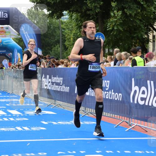 29.06.2025 - hella hamburg halbmarathon Strokosch-Dieckow http://msf.ph/oto/8500547 29.06.2025 10:42:55 Ziel 4823, 5011, 5477, 7035, 8218, 9364, 10469, 13398, 14447, 14849, 15297, 15301, 15851, 18559, 18659 meine-sportfotos.de