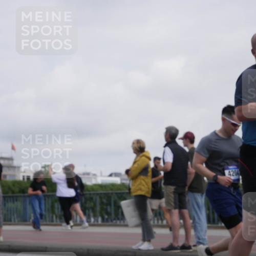 29.06.2025 - hella hamburg halbmarathon Luisa Fischer http://msf.ph/oto/8500558 29.06.2025 10:06:11 Kennedybrücke 1395, 4204, 1702, 2619, 2810, 3630, 4066, 4204, 4613, 4665, 5734, 7888 meine-sportfotos.de