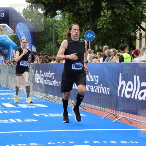 29.06.2025 - hella hamburg halbmarathon Strokosch-Dieckow http://msf.ph/oto/8500565 29.06.2025 10:42:55 Ziel 4823, 5011, 5477, 7035, 8218, 9364, 10469, 13398, 14447, 14849, 15297, 15301, 15851, 18559, 18659 meine-sportfotos.de