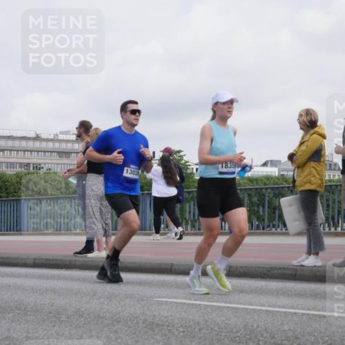 29.06.2025 - hella hamburg halbmarathon Luisa Fischer http://msf.ph/oto/8500568 29.06.2025 10:06:12 Kennedybrücke 13036, 18359, 1135, 1138, 1702, 2619, 2810, 3630, 4066, 4204, 4613, 4665, 7888, 9439 meine-sportfotos.de