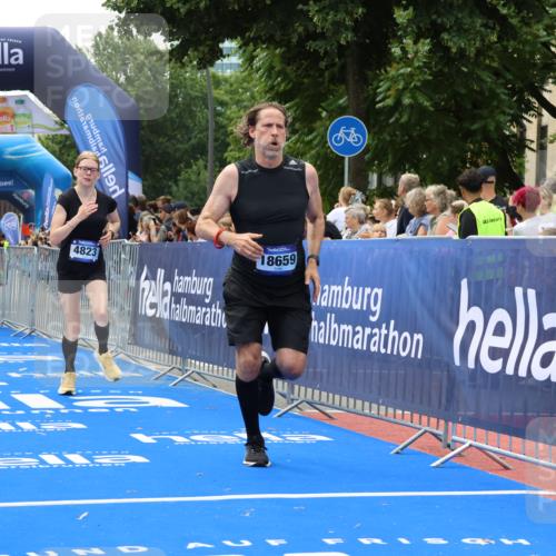 29.06.2025 - hella hamburg halbmarathon Strokosch-Dieckow http://msf.ph/oto/8500587 29.06.2025 10:42:55 Ziel 4823, 5011, 5477, 7035, 8218, 9364, 10469, 13398, 14447, 14849, 15297, 15301, 15851, 18559, 18659 meine-sportfotos.de