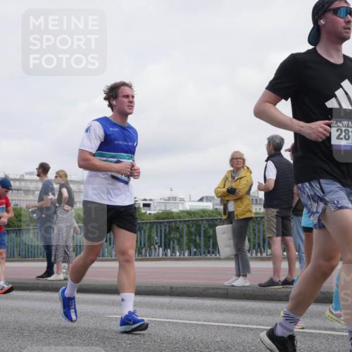 29.06.2025 - hella hamburg halbmarathon Luisa Fischer http://msf.ph/oto/8500602 29.06.2025 10:06:18 Kennedybrücke 461, 2810, 1135, 1138, 1482, 1702, 2619, 2782, 2810, 3572, 3630, 4066, 4613, 7210, 7211, 7290, 9439, 10824 meine-sportfotos.de