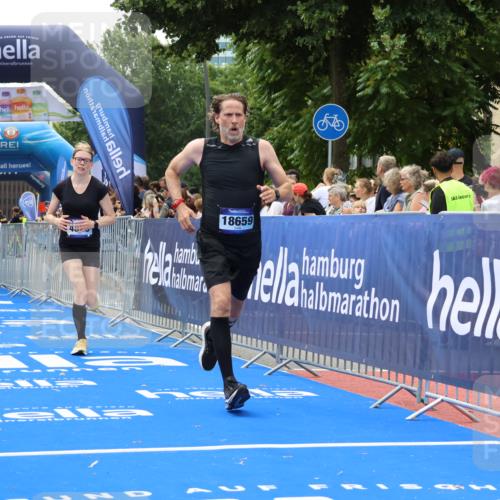 29.06.2025 - hella hamburg halbmarathon Strokosch-Dieckow http://msf.ph/oto/8500633 29.06.2025 10:42:55 Ziel 4823, 5011, 5477, 7035, 8218, 9364, 10469, 13398, 14447, 14849, 15297, 15301, 15851, 18559, 18659 meine-sportfotos.de