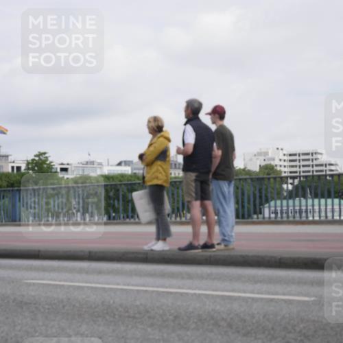 29.06.2025 - hella hamburg halbmarathon Luisa Fischer http://msf.ph/oto/8500650 29.06.2025 10:06:24 Kennedybrücke 16828, 1114, 1135, 1138, 1482, 2782, 3001, 3572, 6217, 7210, 7211, 7290, 8614, 9439, 9554, 10824 meine-sportfotos.de