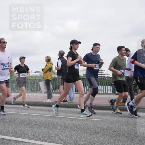 29.06.2025 - hella hamburg halbmarathon Luisa Fischer http://msf.ph/oto/8500678 29.06.2025 10:06:27 Kennedybrücke 3572, 10824, 729, 211, 1114, 1482, 2782, 3001, 3572, 6217, 7210, 7211, 7290, 8614, 9554, 10824 meine-sportfotos.de